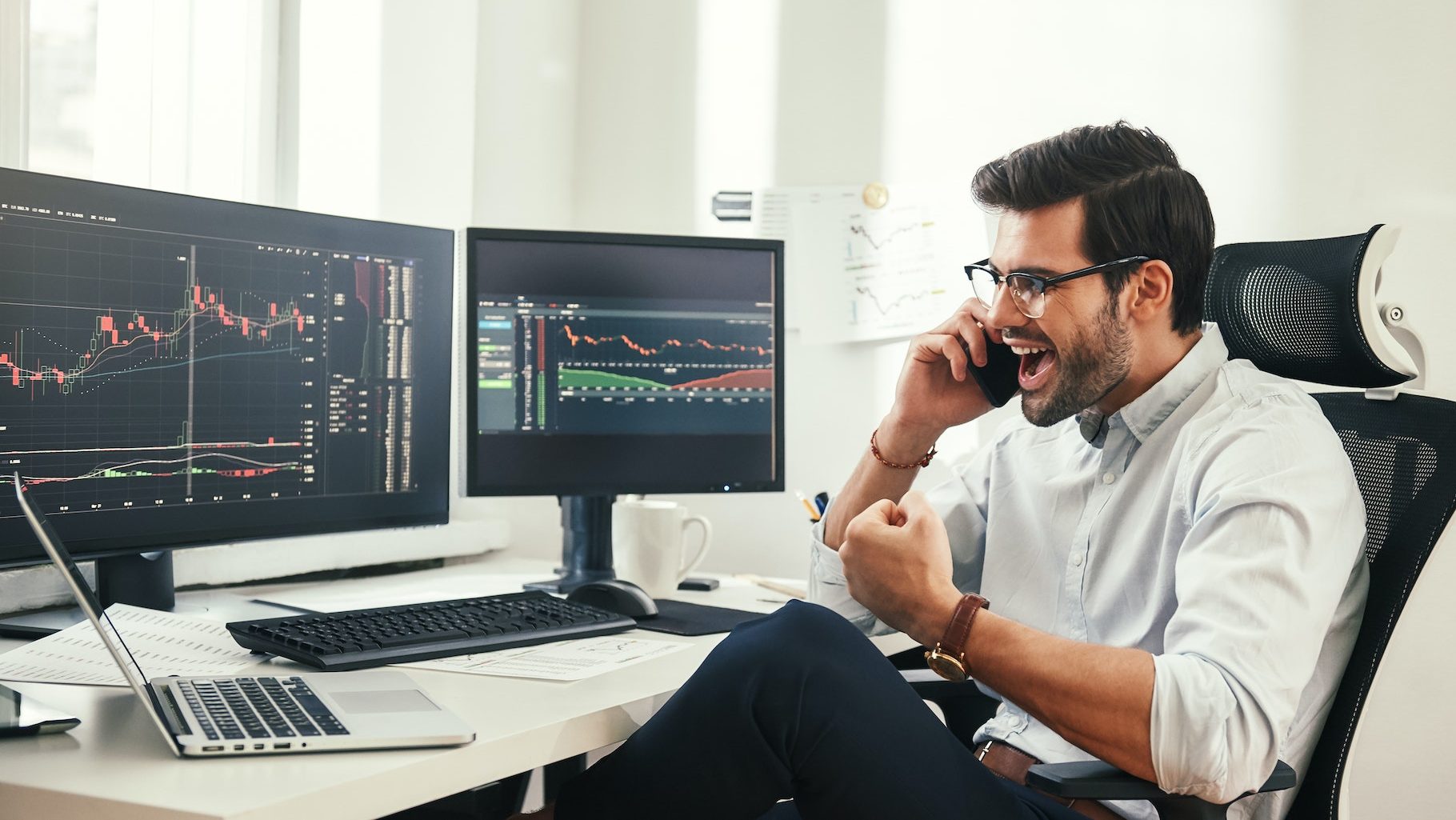 Trading desk with monitors